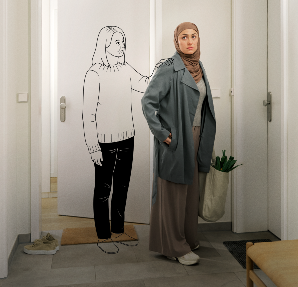 Eine Frau steht im Hausflur. Zeichnerisch dargestellt, steht hinter ihr eine weitere Frau, die ihren Arm auf ihre Schulter legt.