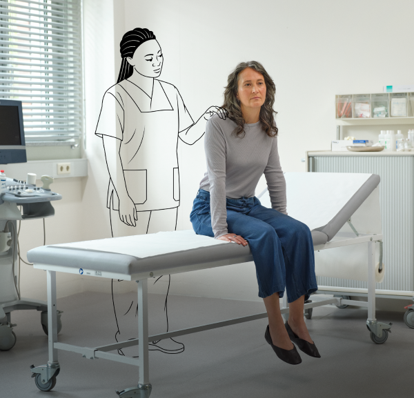 Eine Frau sitzt im Untersuchungszimmer einer Artzpraxis. Zeichnerisch dargestellt, steht eine weitere Frau hinter ihr und hat ihre Hand auf ihre Schulter gelegt.